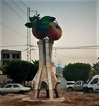 Sbiba's roundabout with apples